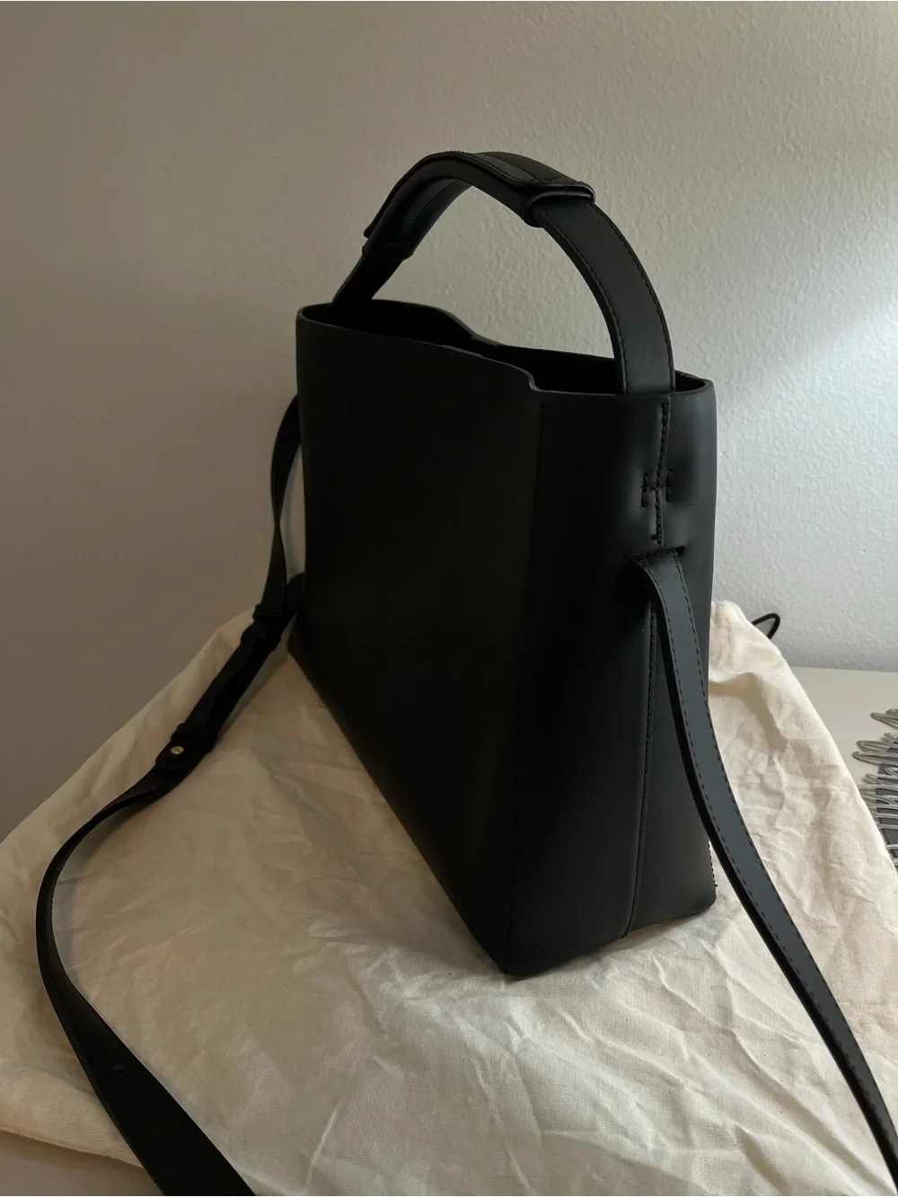 Hedda Grande Handbag Leather Black